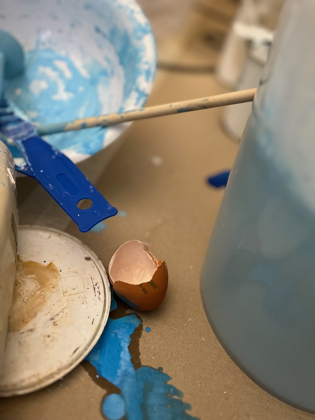 Uovo, pigmento minerale blu e strumenti per mescolare · preparazione dell'affresco