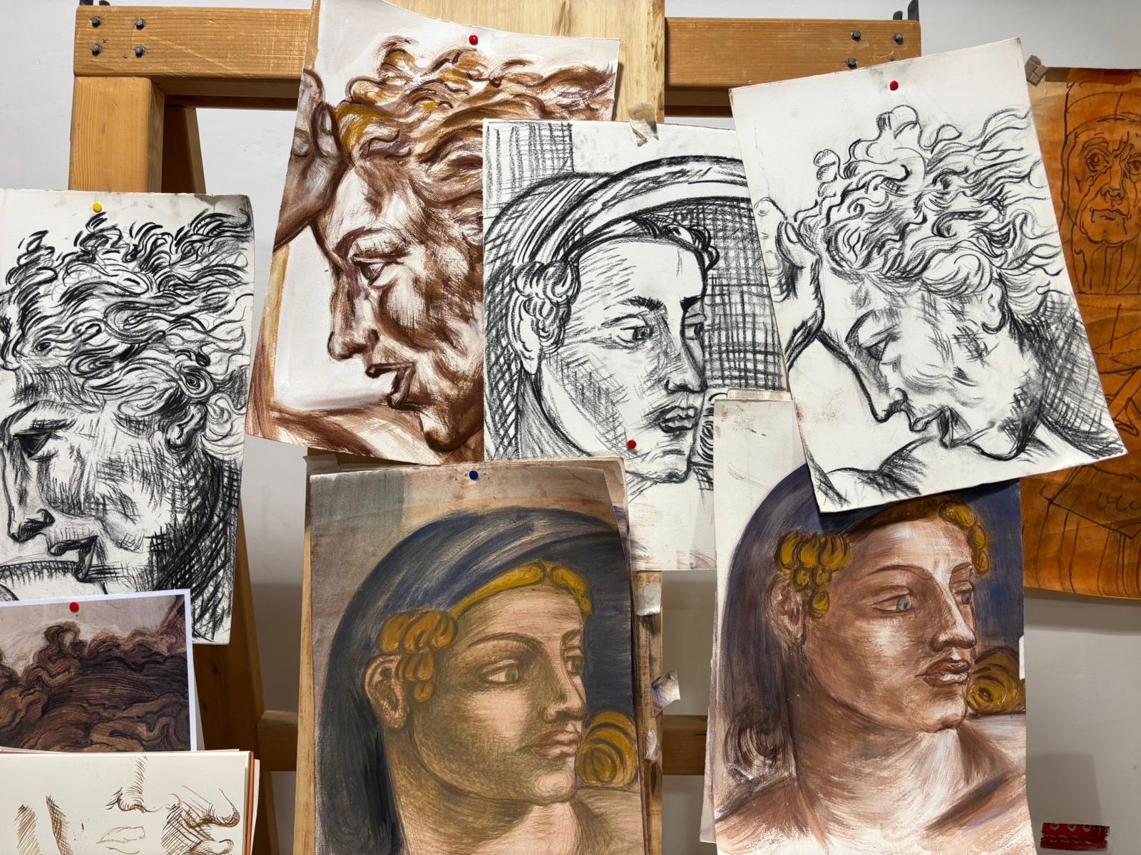 Parete coperta dagli studi di disegno degli allievi