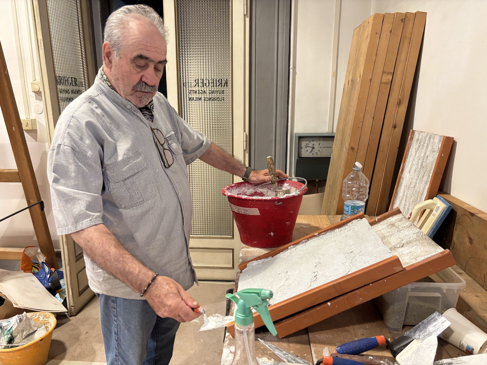 Preparazione dell'intonaco di calce durante il corso di affresco