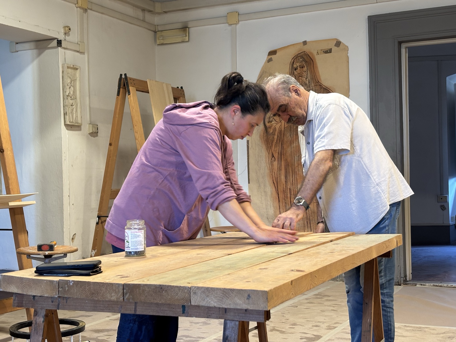 Al lavoro insieme intorno al tavolo dell'aula