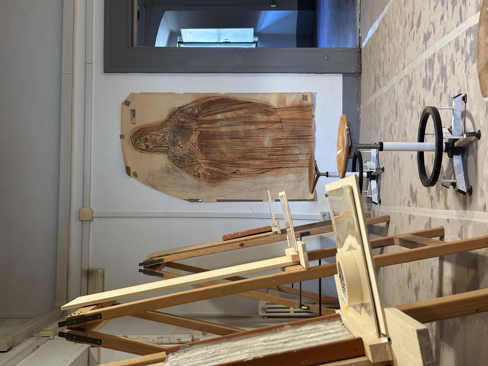 Cavalletti con i disegni delle sinopie appesi in aula