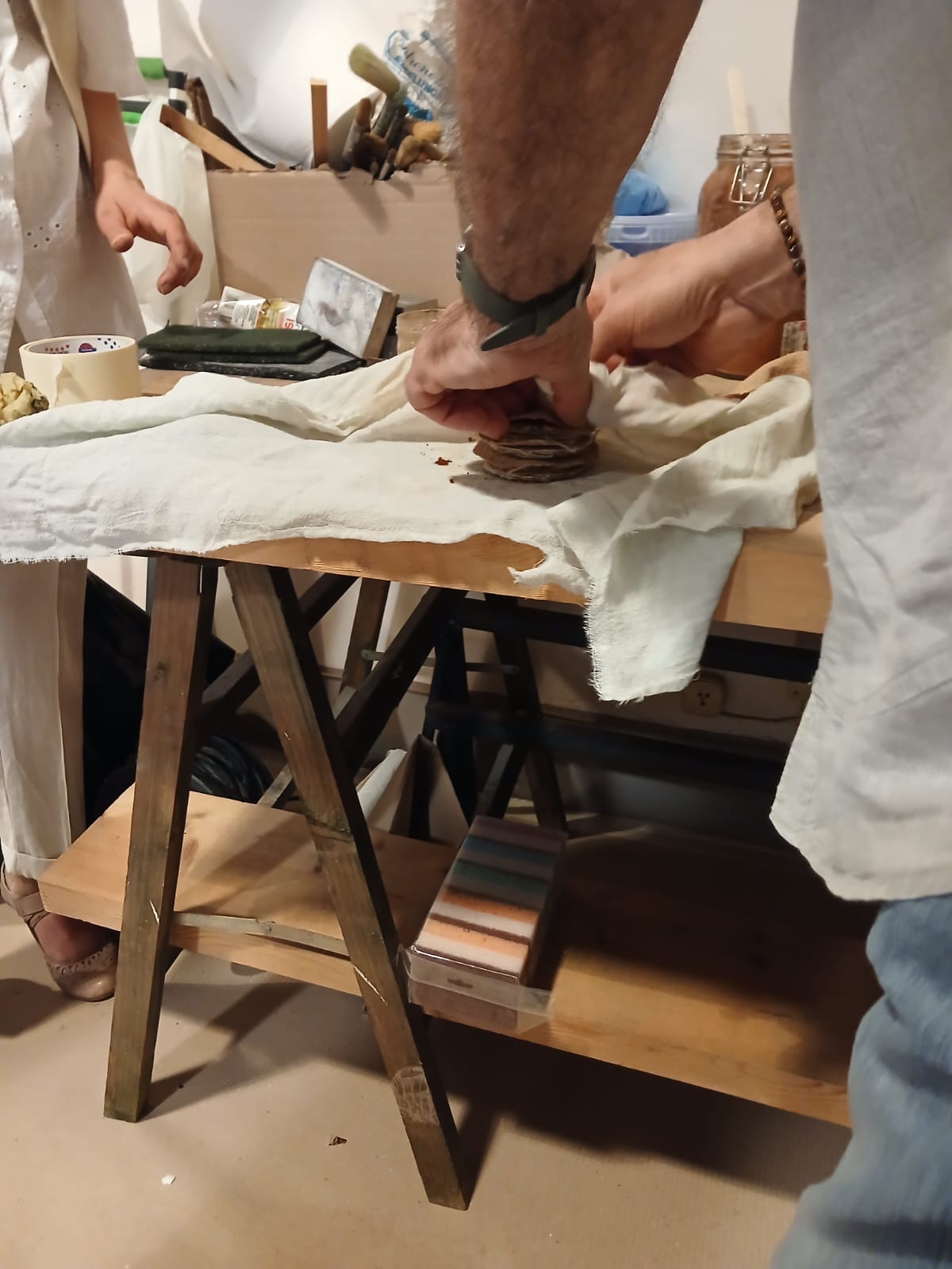 Mani al lavoro al tavolo di preparazione