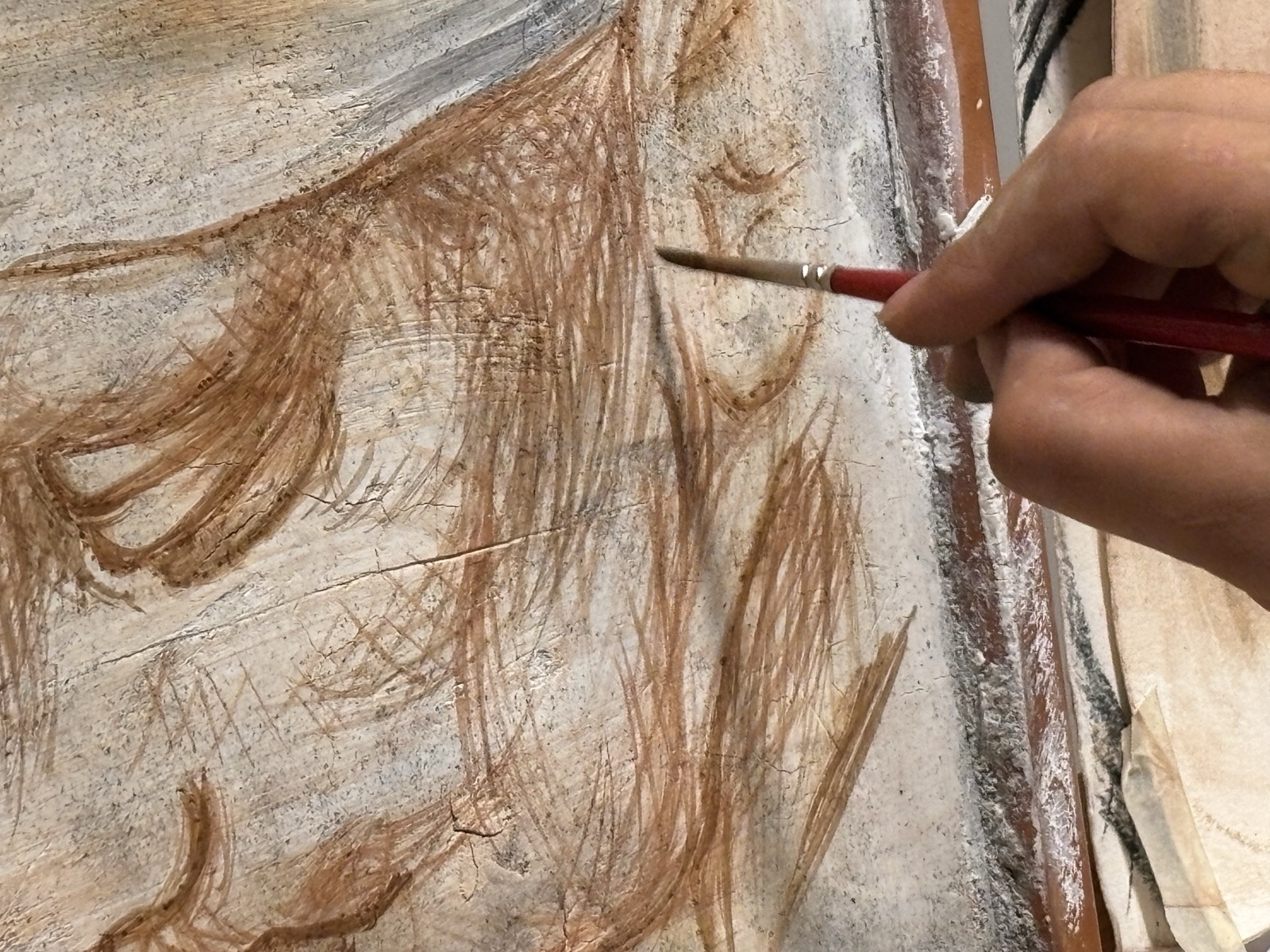 Il pennello tocca il disegno della sinopia