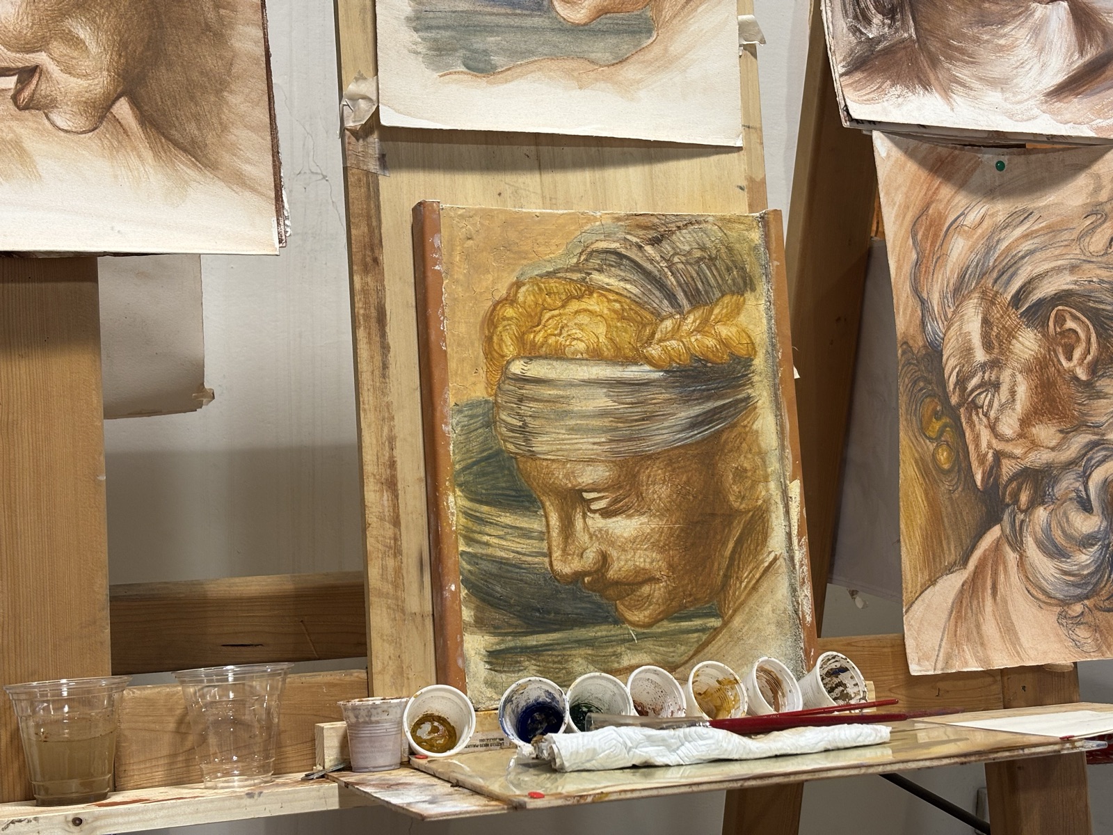 Cavalletto con studi e ciotole dei colori