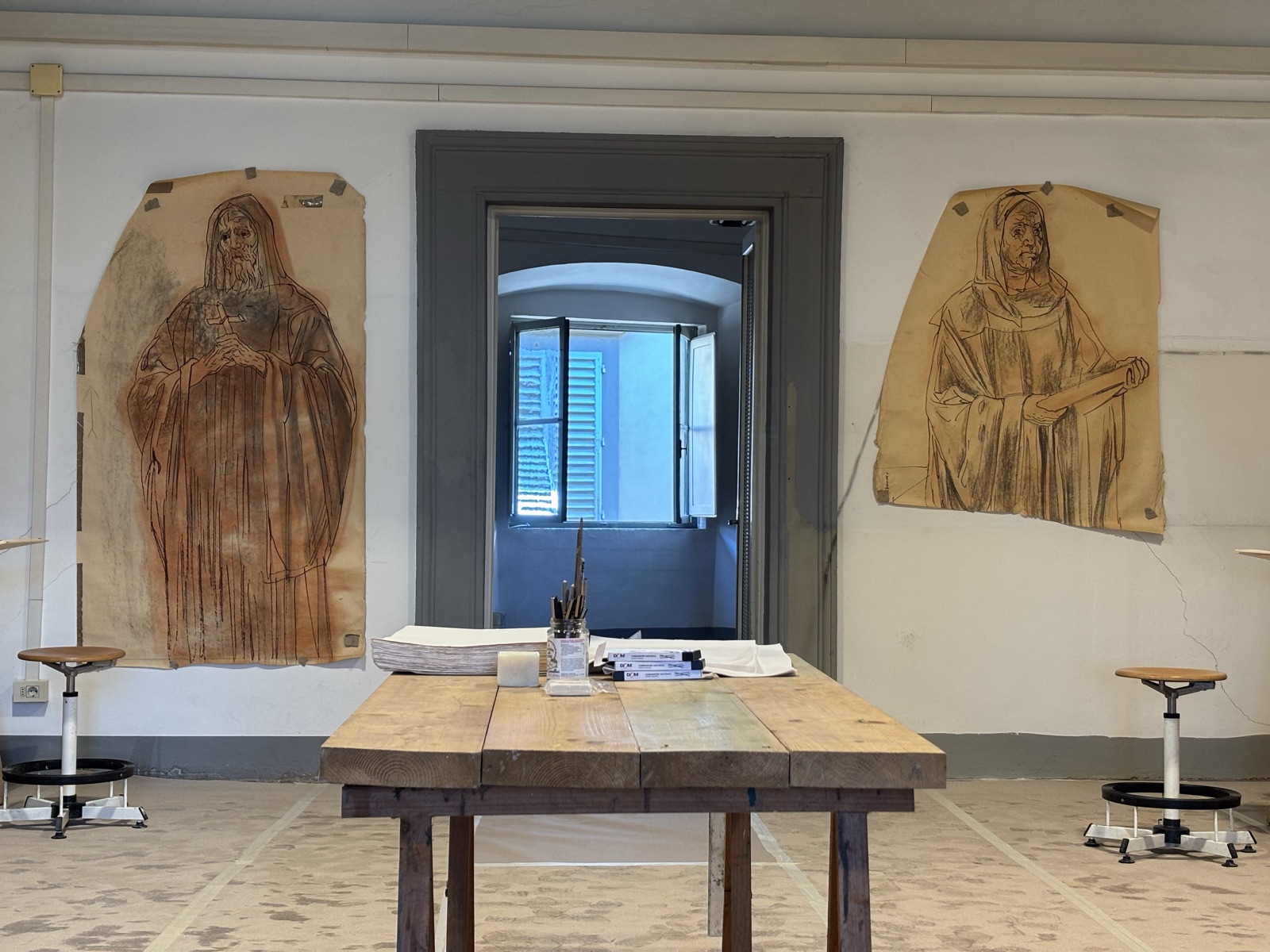 Grandi sinopie appuntate alla parete dell'aula