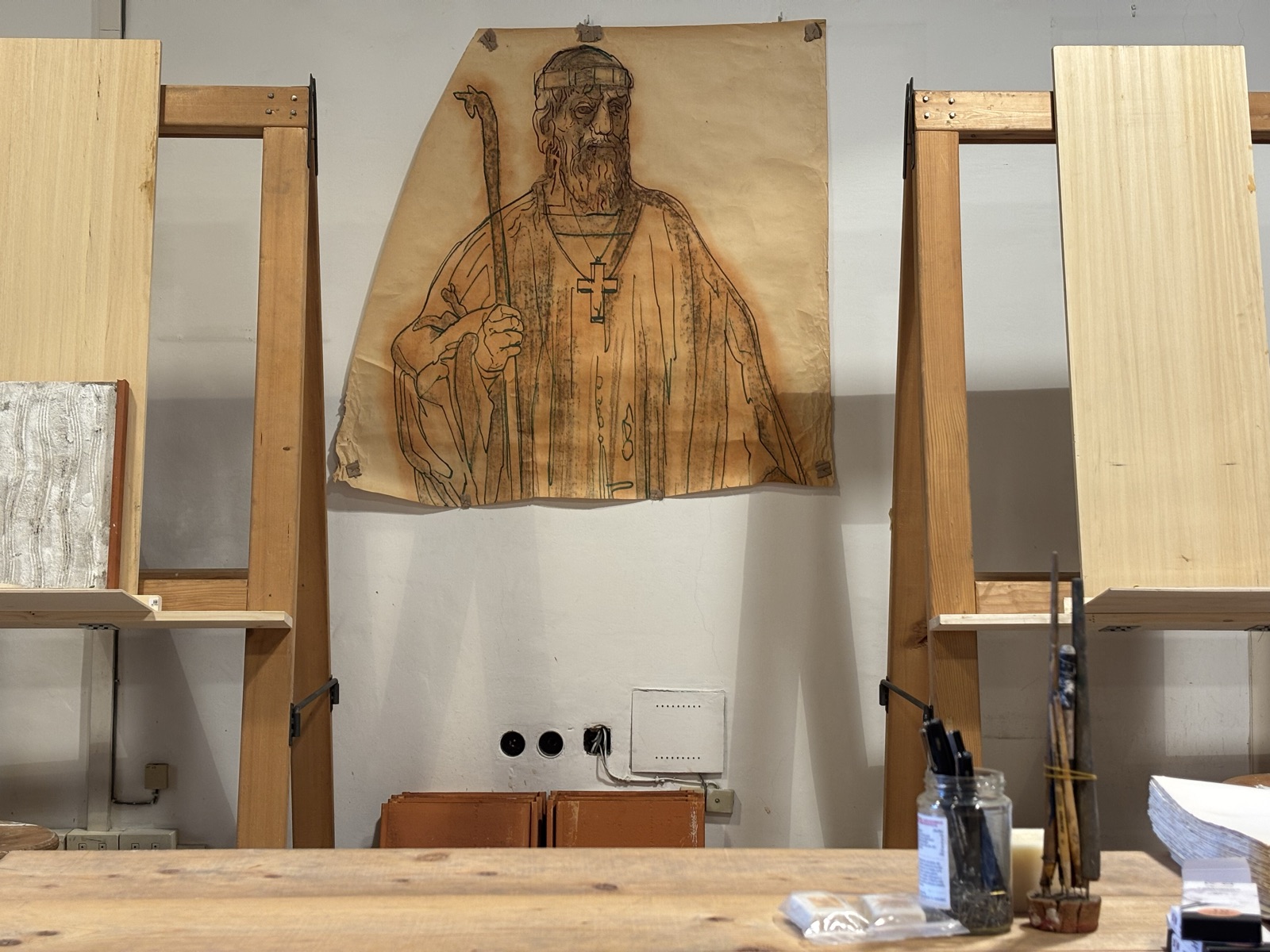 Una grande figura disegnata a sinopia accanto al tavolo da lavoro