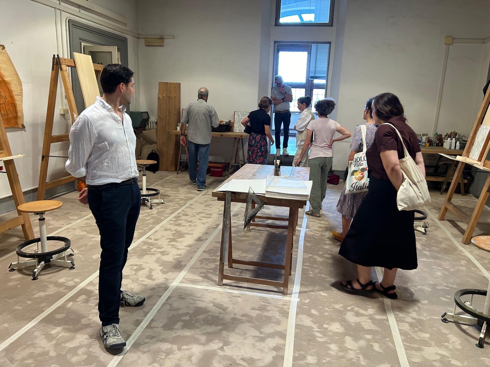 Il ritrovo dell'inaugurazione nel salone affrescato