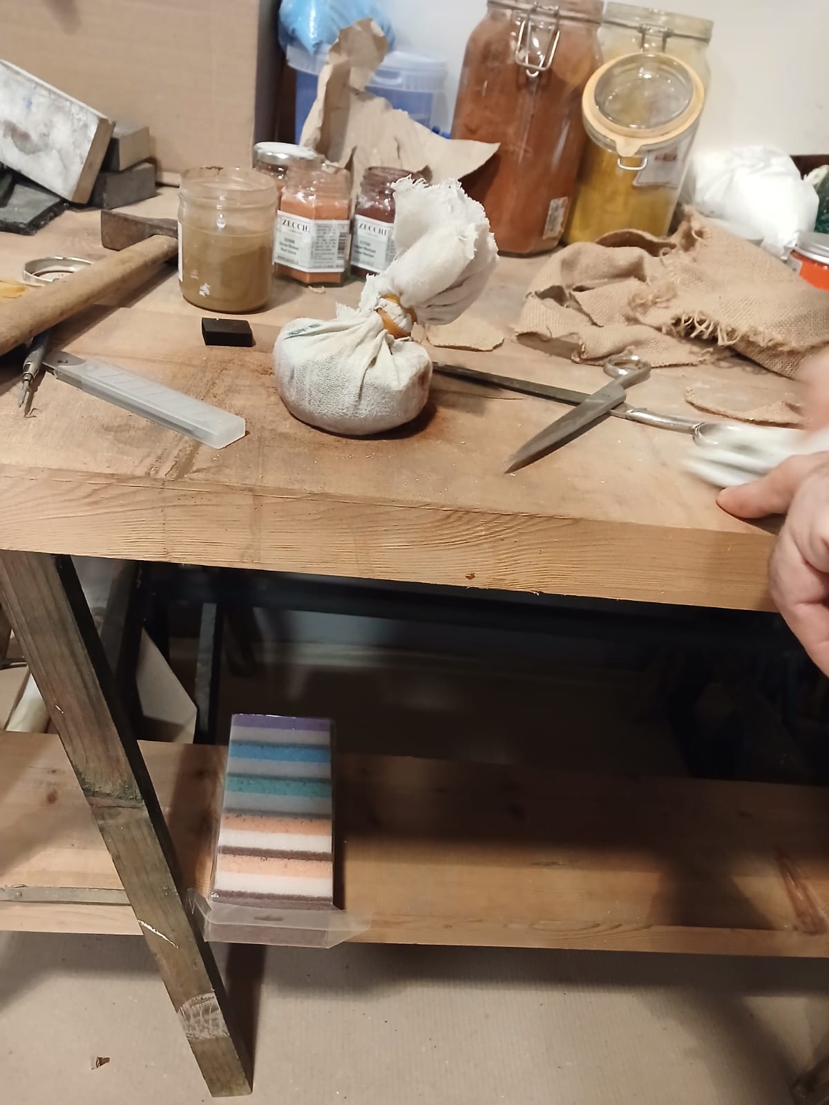 Tavolo da lavoro con materiali e strumenti per l'affresco